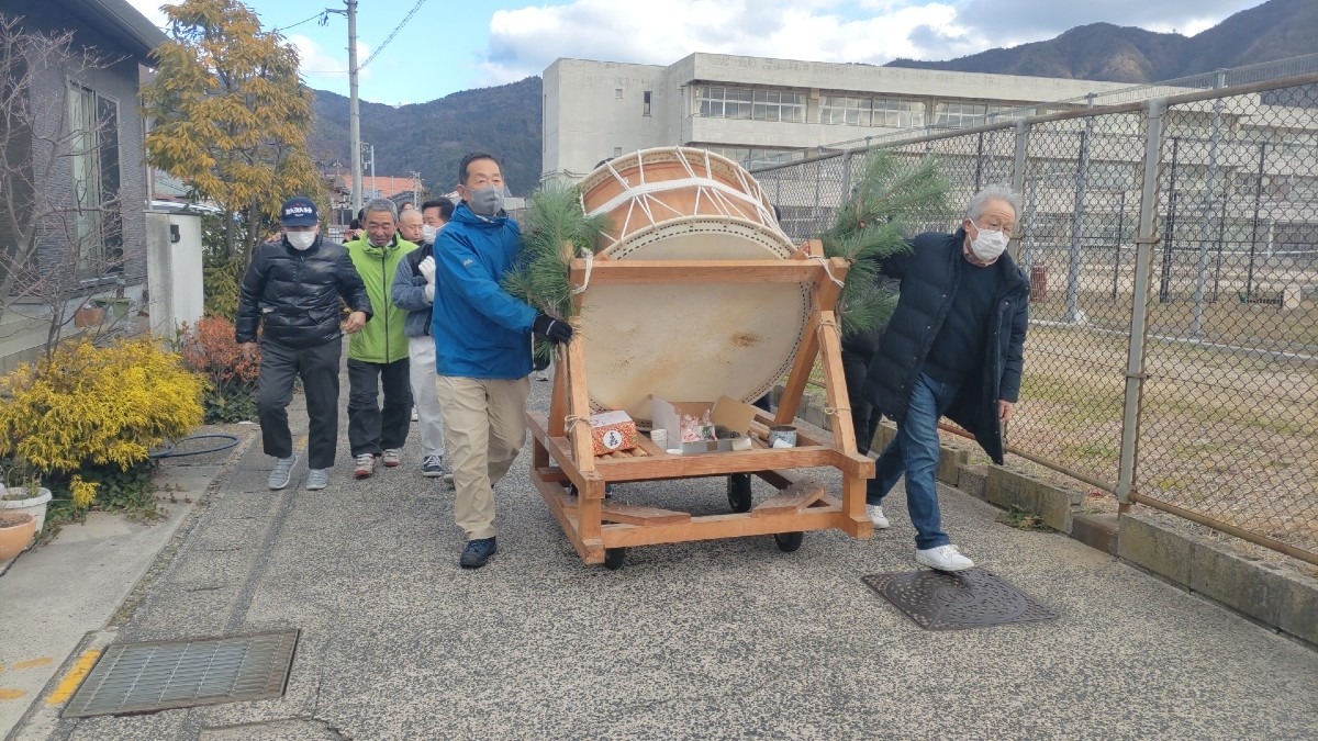 ジャギリ囃子で町内巡幸