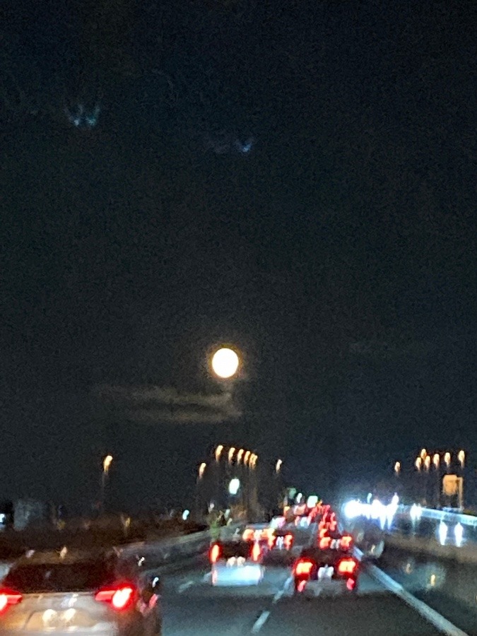 高速道路と満月