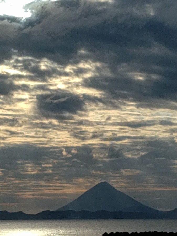 押し寄せる雲