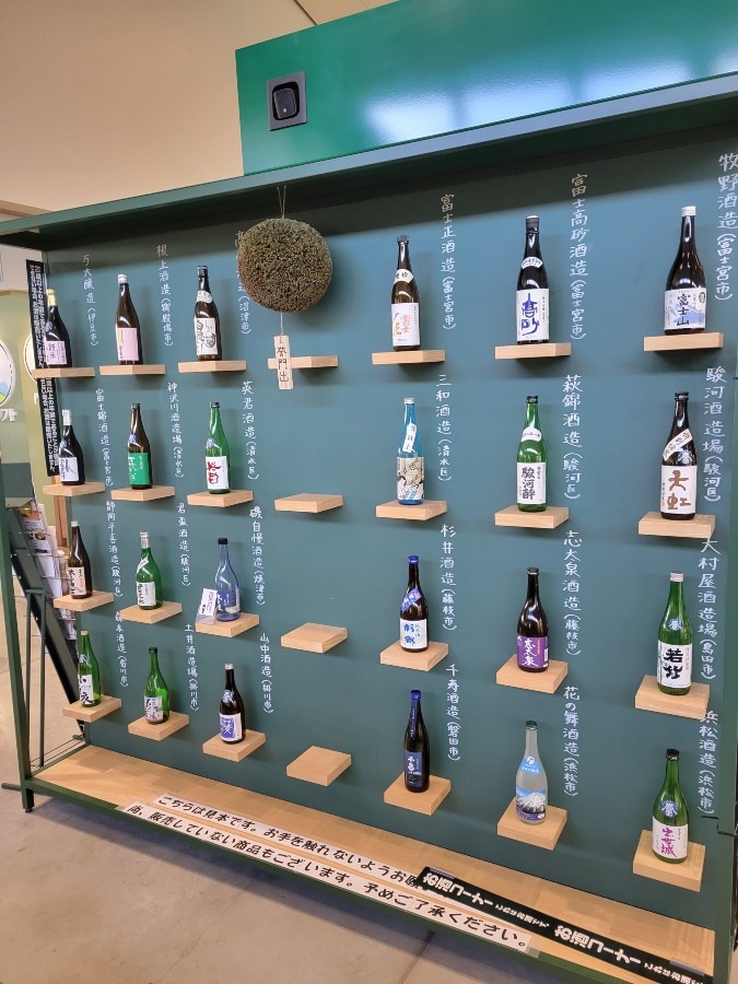 静岡県各地のお酒が展示されていました