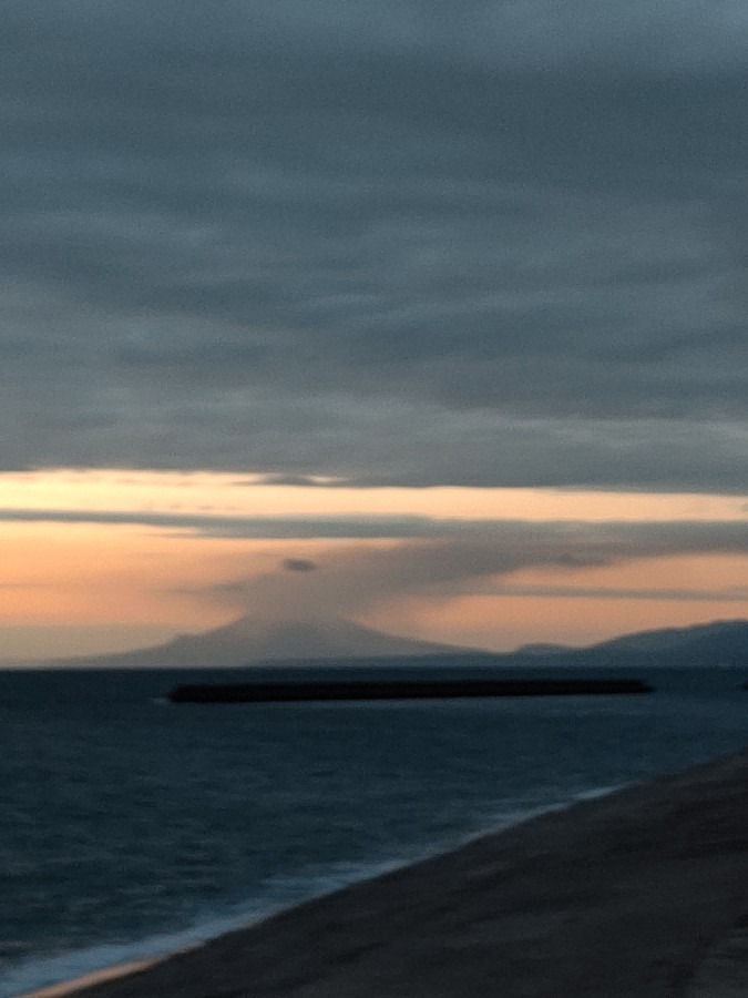 風に流されています。🌋