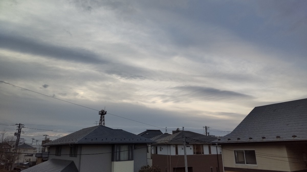 今朝は曇り空。日中、肌寒いけど晴れ。