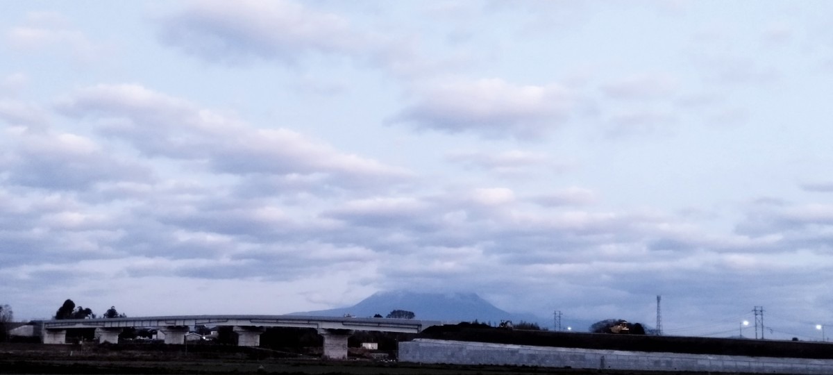 都城市（2023/3/15）今日の霧島😅↗️（西の空）