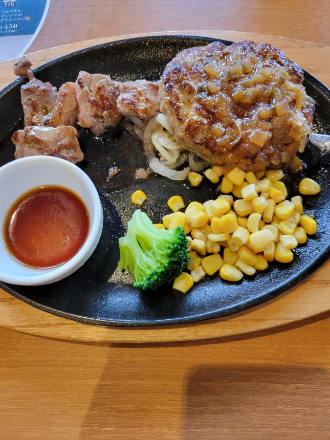 昨日のランチ　写真を撮る前に一つ食べてしまいました