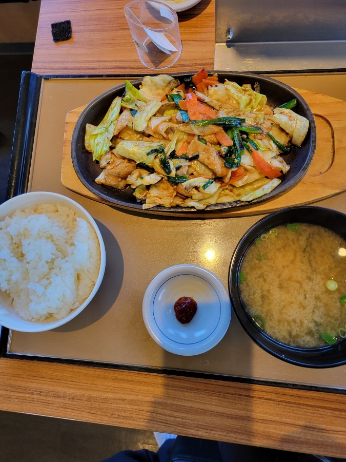 昨日のランチは弥生軒のニラ豚定食でした