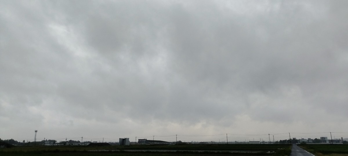 都城市（2023/4/25）今朝は雨が降ってます😓（東の空）①