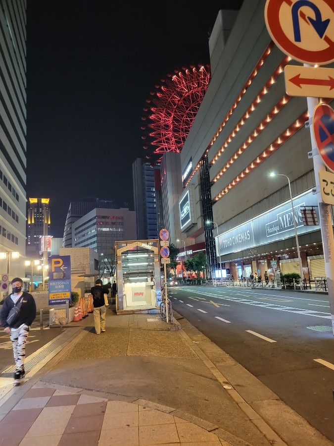 梅田駅近くの観覧車を見る事ができました