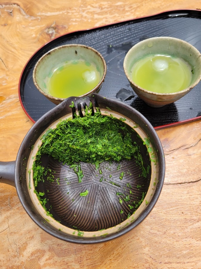 お茶を淹れた後の急須の中も見せてくれました　　川根茶