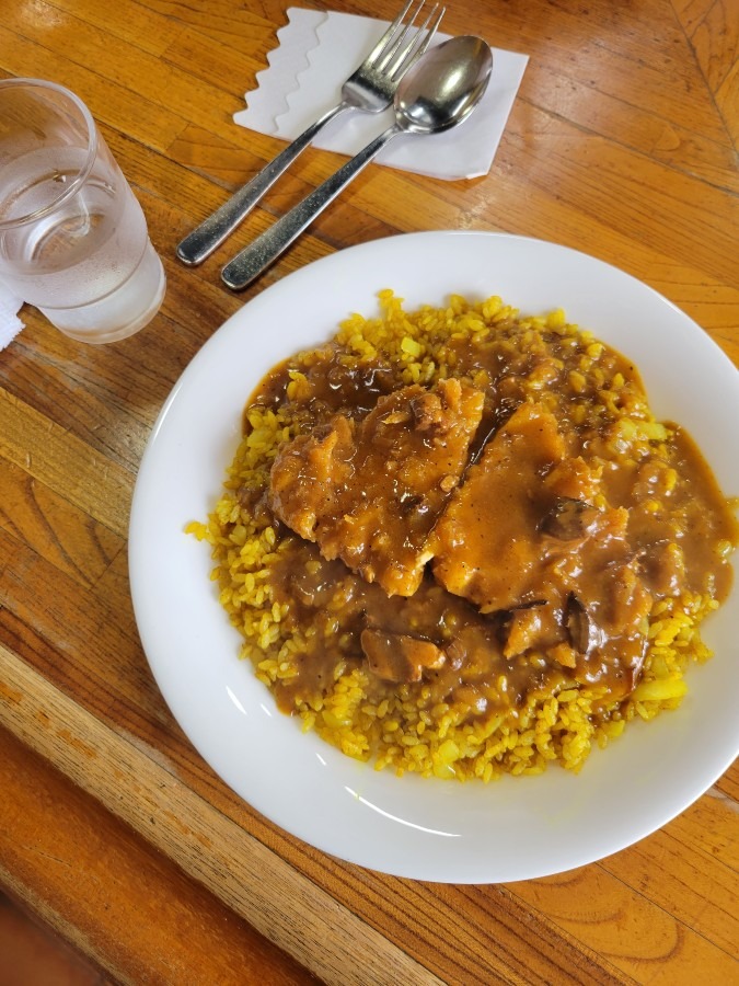 今日のランチは,きしばたのドライカツカレーでした