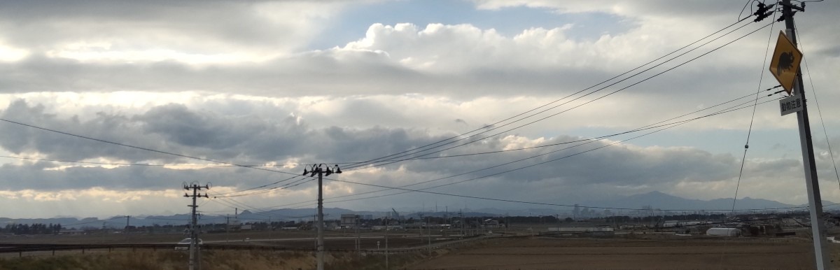 雨予報の中の、夕方の空。