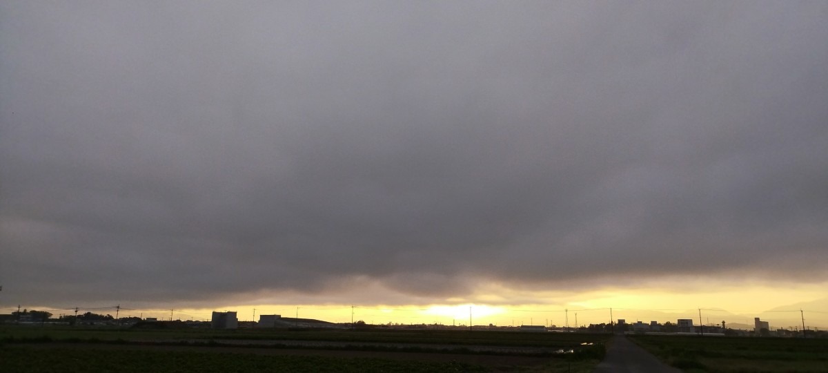 都城市（2023/4/13）今朝は雲が😅↗️（東の空）①