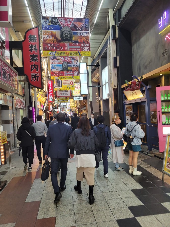 大阪　梅田　夜の繁華街　3月30日