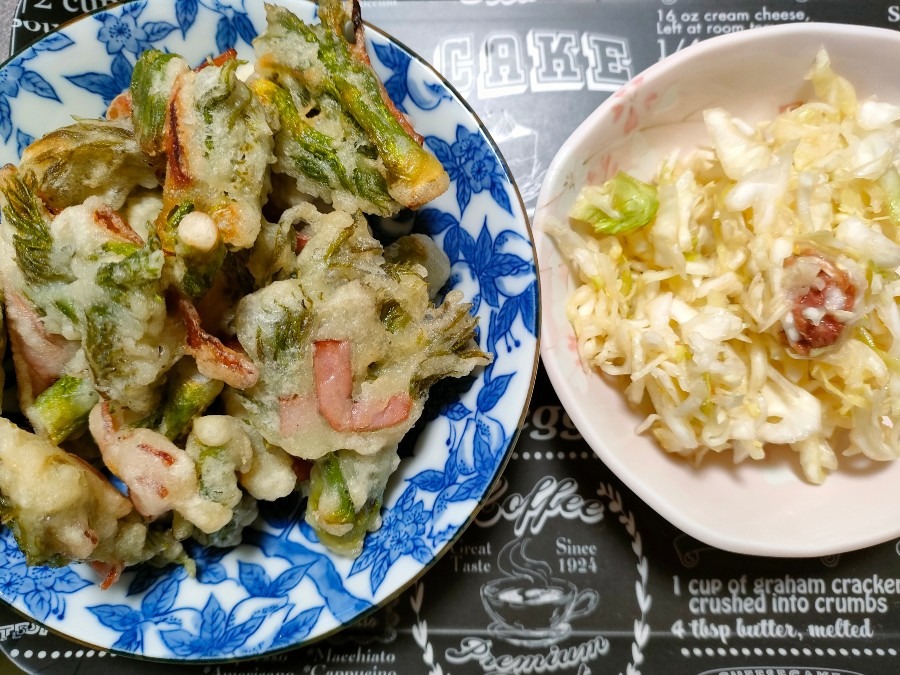 タラの芽の天ぷらと梅入り千切りキャベツ