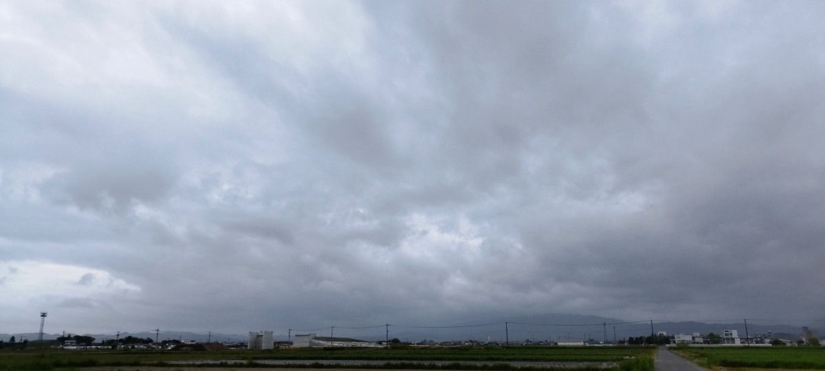 都城市（2023/4/20）今朝も曇ってます😅（東の空）①