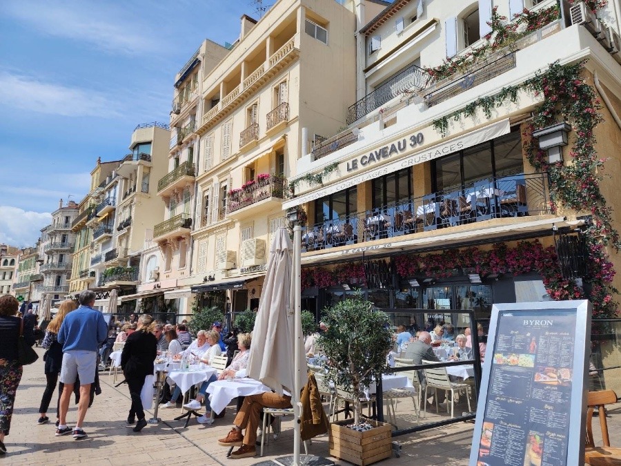 太陽を浴びながらテラス席はいつも賑やか 〜 カンヌ、フランス