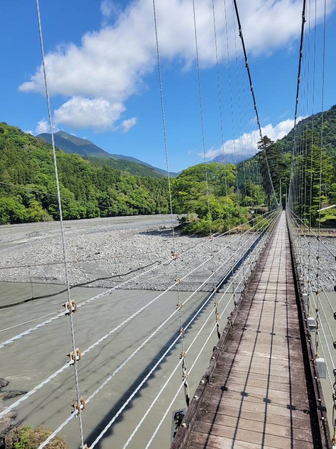 両国吊り橋から見た周りの山々と大井川