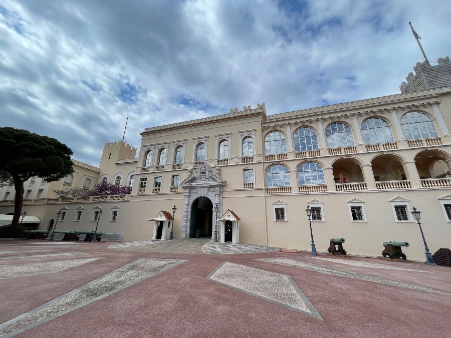 丘の上にあるお城『Prince’s Palace of Monaco』モナコ大公宮殿