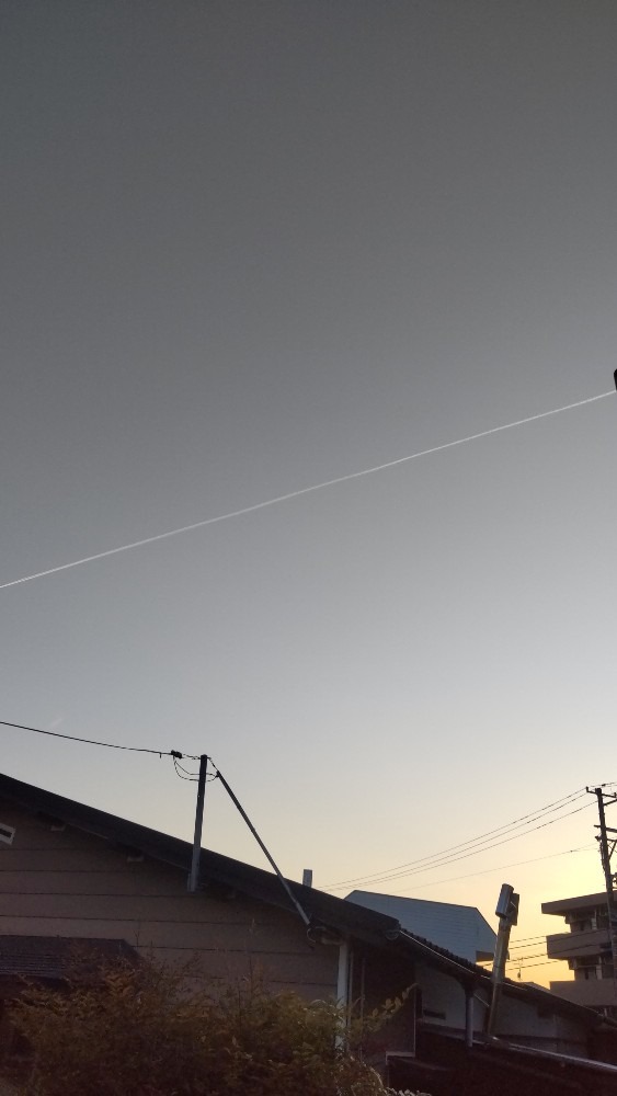 夕空に、飛行機雲。