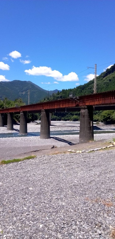 大井川鐵道千頭駅近くの鉄橋と周りの山々と大井川