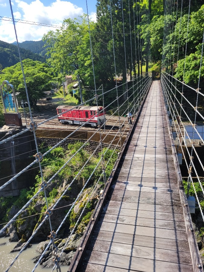 両国吊り橋と南アルプスあぷとラインの車両