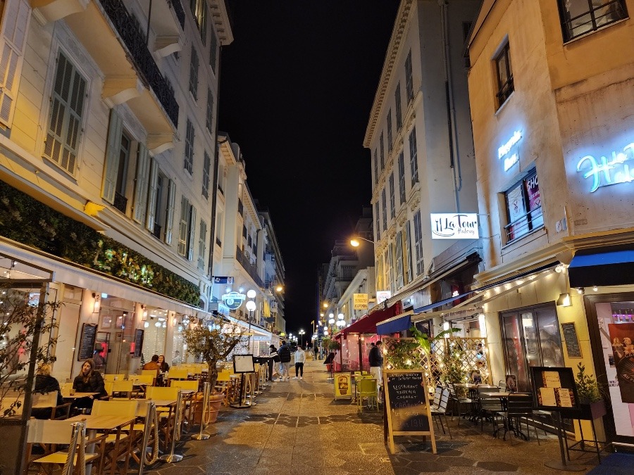 Happy Hour が始まる前の『アレヴィー通り』〜ニース、フランス