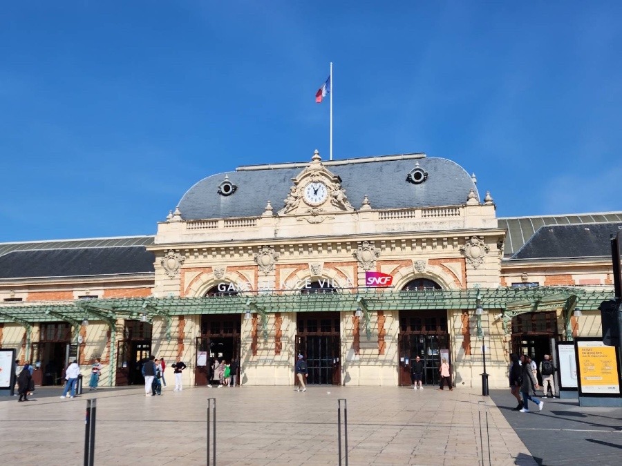 『ニース・ヴィル駅』（Gare de Nice-Ville）から列車でモンテカルロ、モナコへ