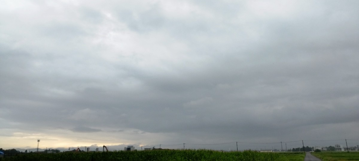 都城市（2023/6/28）今朝も曇り空😅（東の空）①