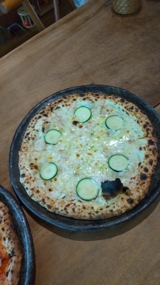 ホワイトソースのピザ