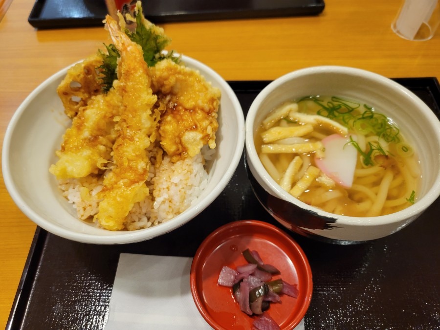 四六時中さんのお昼の丼小麺