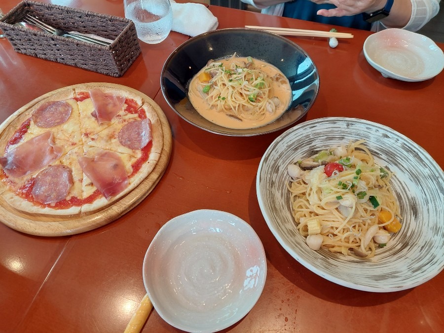 ランチのパスタとピザ