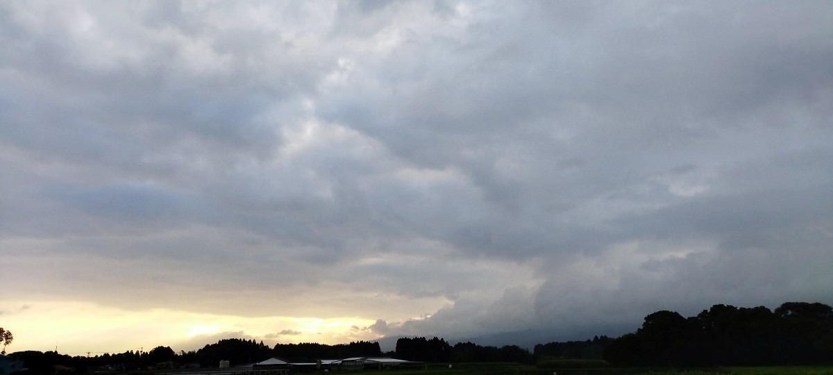 都城市（2023/7/10）今朝は曇り空😄（東の空）①