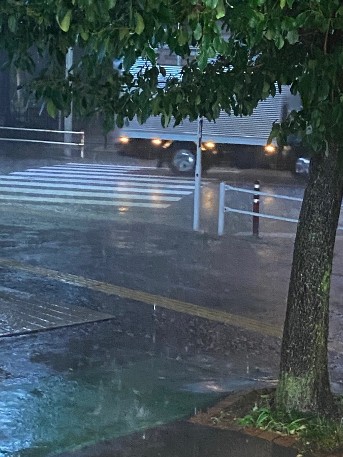 駅降りたら大雨