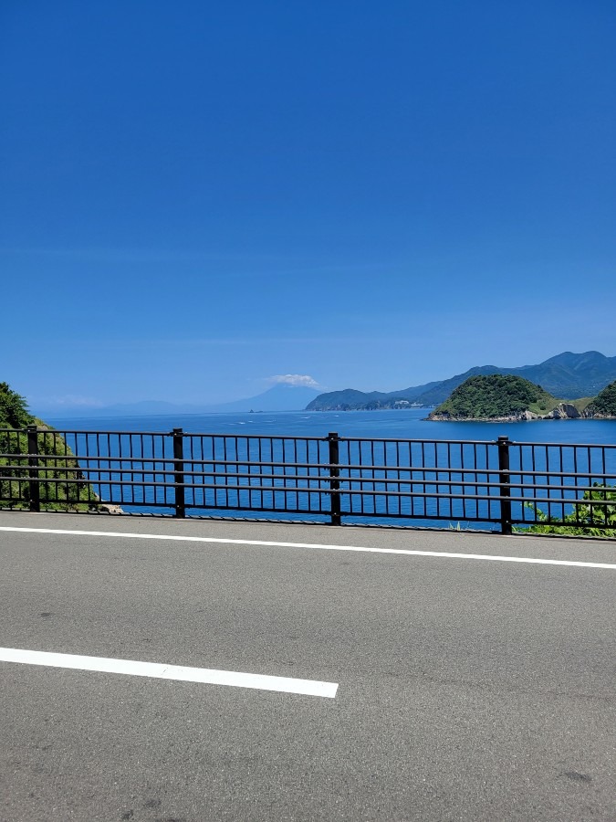 西伊豆雲見付近から見た昨日の富士山