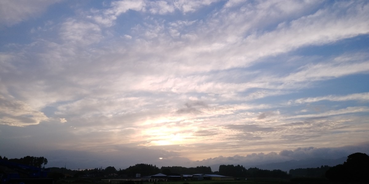 都城市（2023/7/13）今朝は雲ってます😅（東の空）①