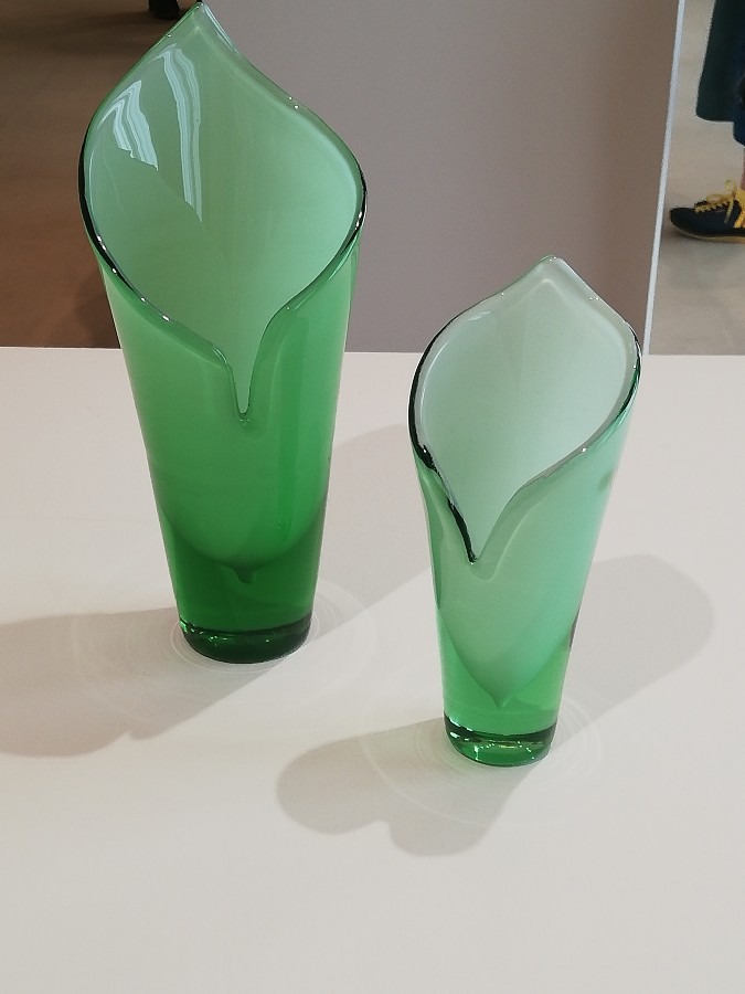 グリーンの花瓶
