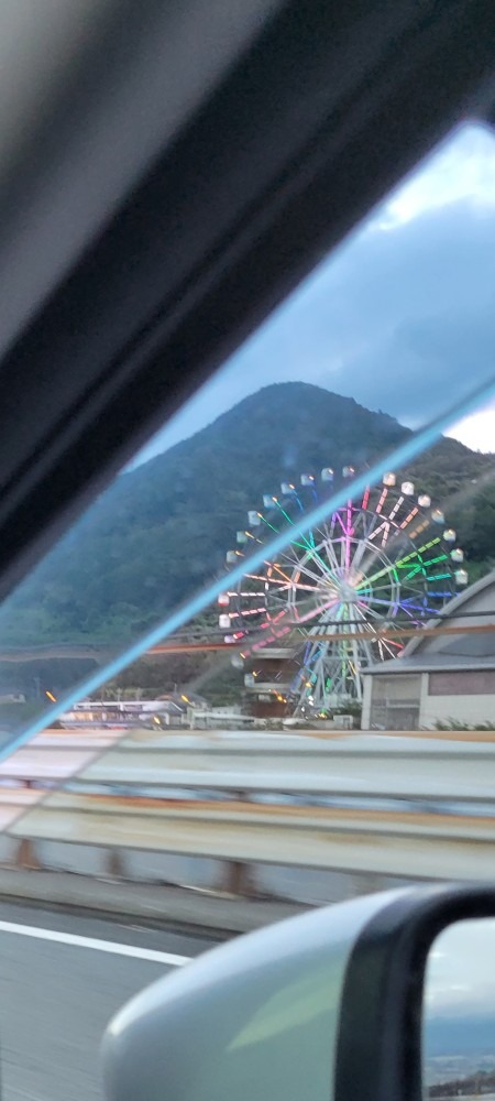 東名高速下り線から見たEXPASA富士川上り線の観覧車
