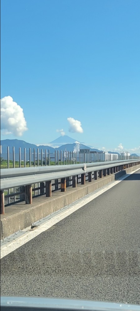 東名高速から見た昨日の富士山