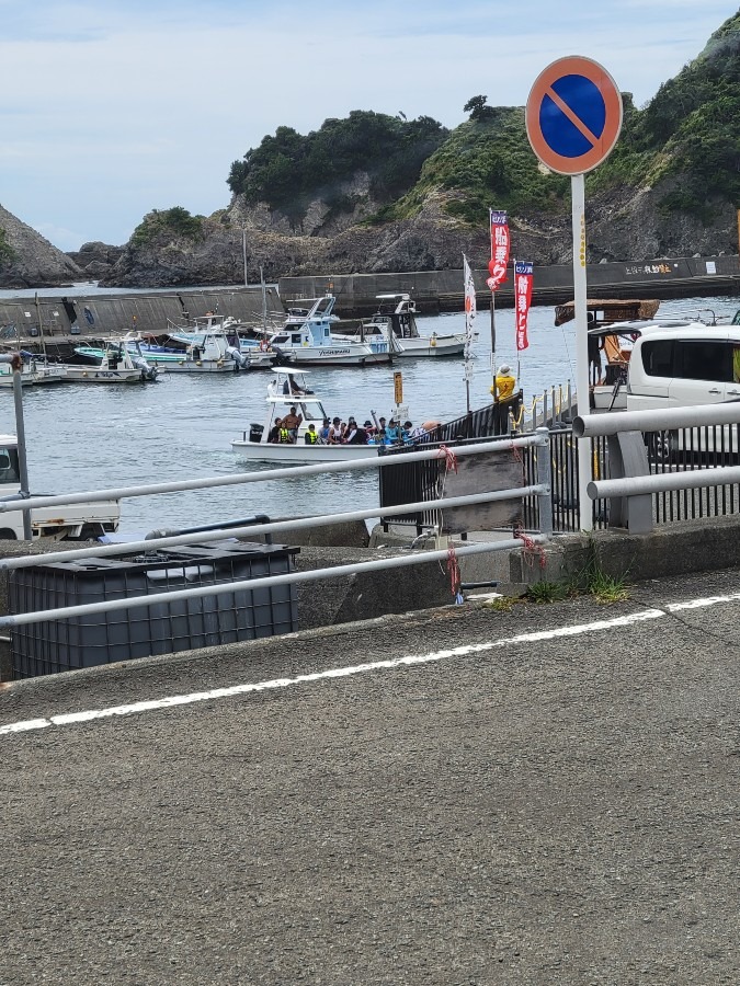匕リゾ浜から港へ戻って来た船