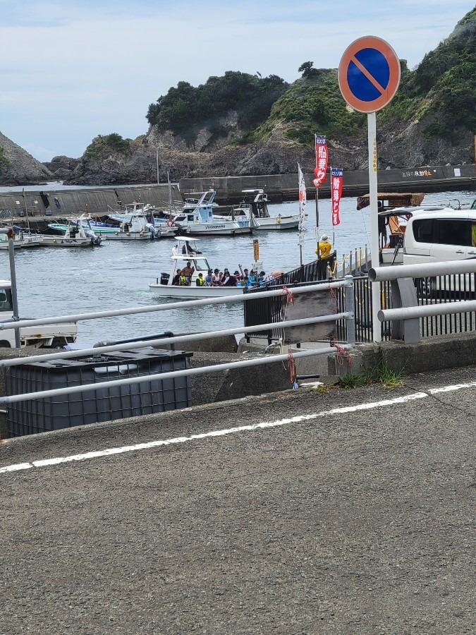 匕リゾ浜から港へ戻って来た船