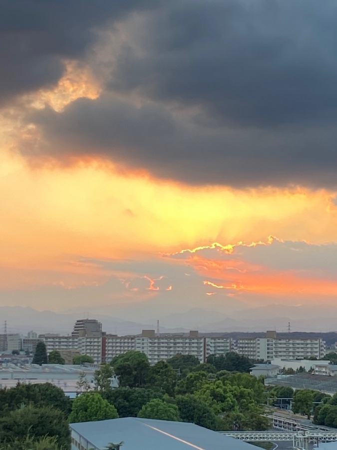 夕陽と黒雲