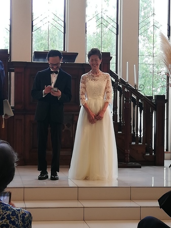 結婚式の最中にスマホ～？