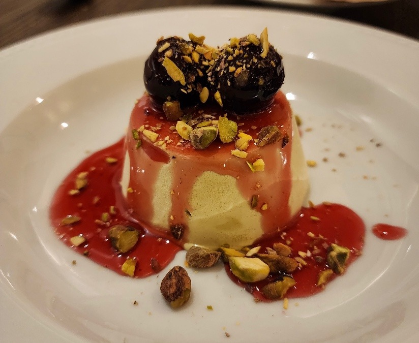 『LH』のデザートは『Pistachio parfait with sour cherry syrup