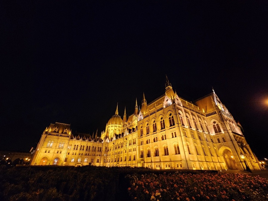 ライトアップされたハンガリー国会議事堂『Országház』（裏右側）