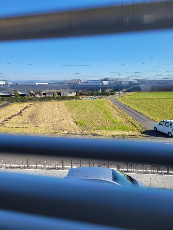 オフィスのブラインドの隙間から見た富士山