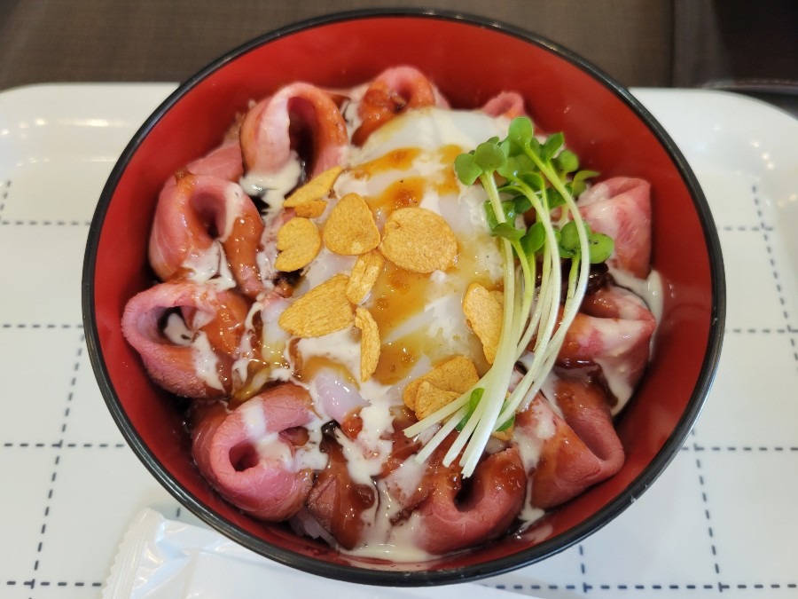 今日のランチは新世界のテキサスローストビーフ丼