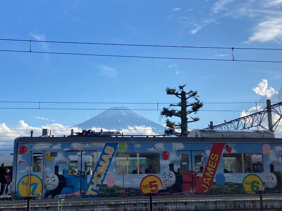 富士急線は、トーマスを電車やバスにしっかりと描いています