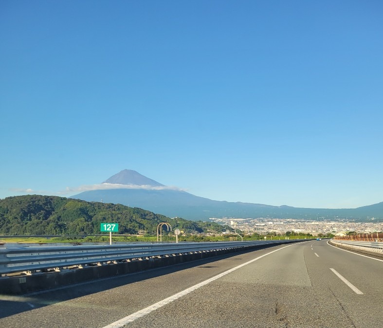 山裾に広がる富士市内と富士山2023.9.24