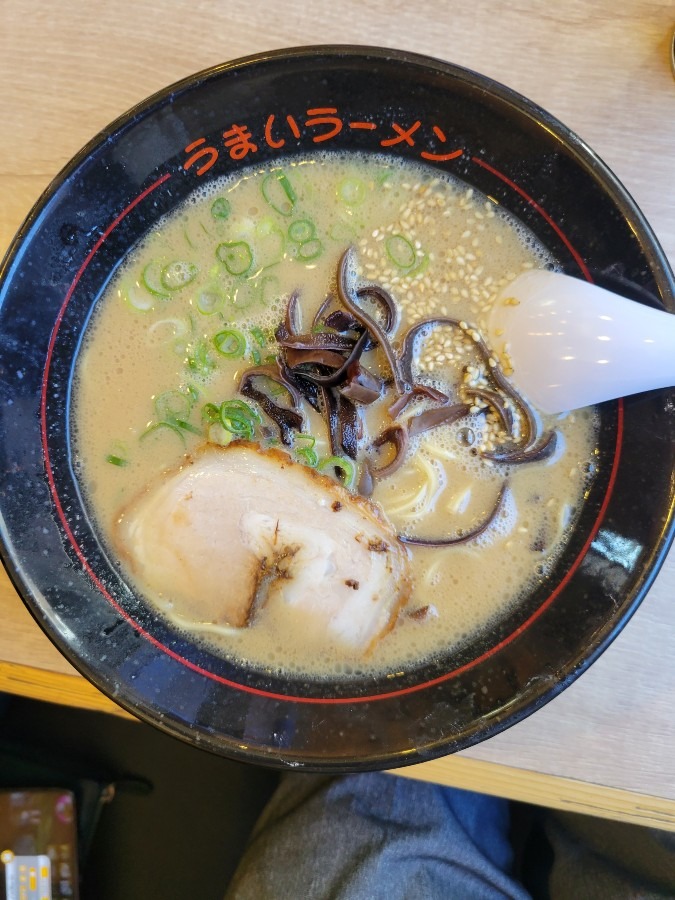 今日のランチはうまいラーメン屋さんのとんこつラーメン