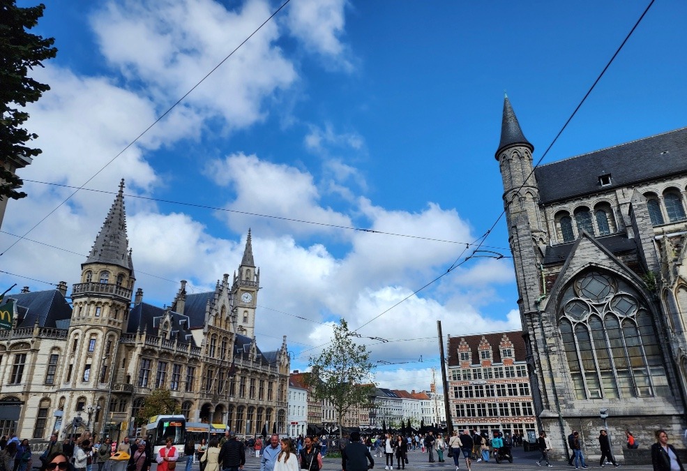 観光拠点「セントラル・ヘント」（Centrum Gent）地区で下車