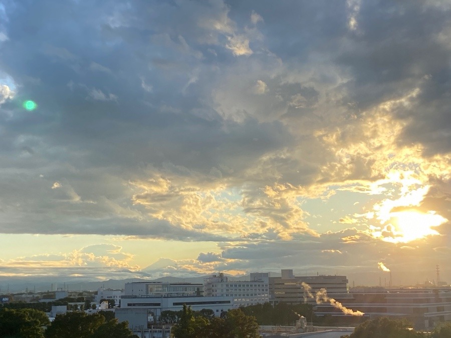 夕暮れの富士山　太陽の光と反射する雲の存在感